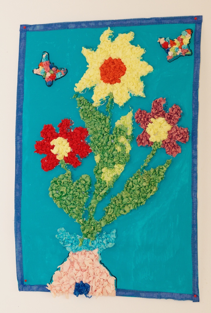 Gebastelte Blumen-Collage von Bewohnerinnen und Bewohnern