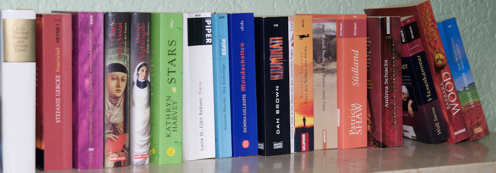 Bücherregal mit bunten Buchrücken