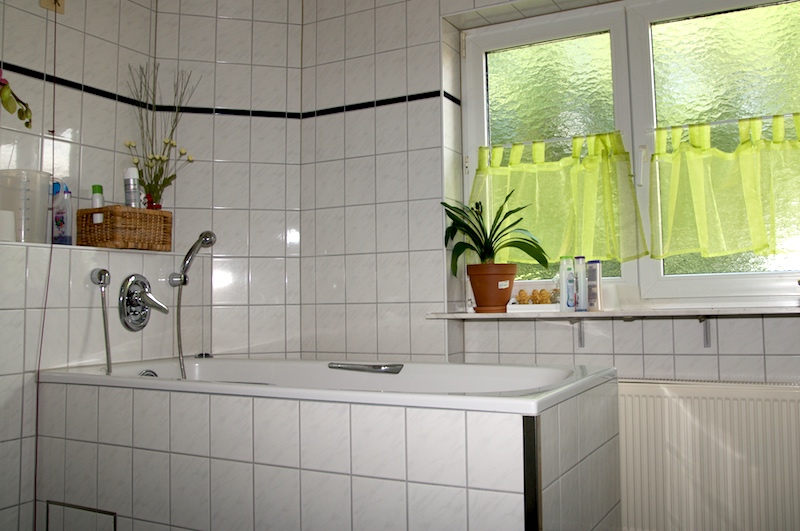 Gefliestes Pflegebad mit Fenster