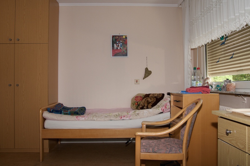 Helles Bewohnerzimmer mit Pflegebett