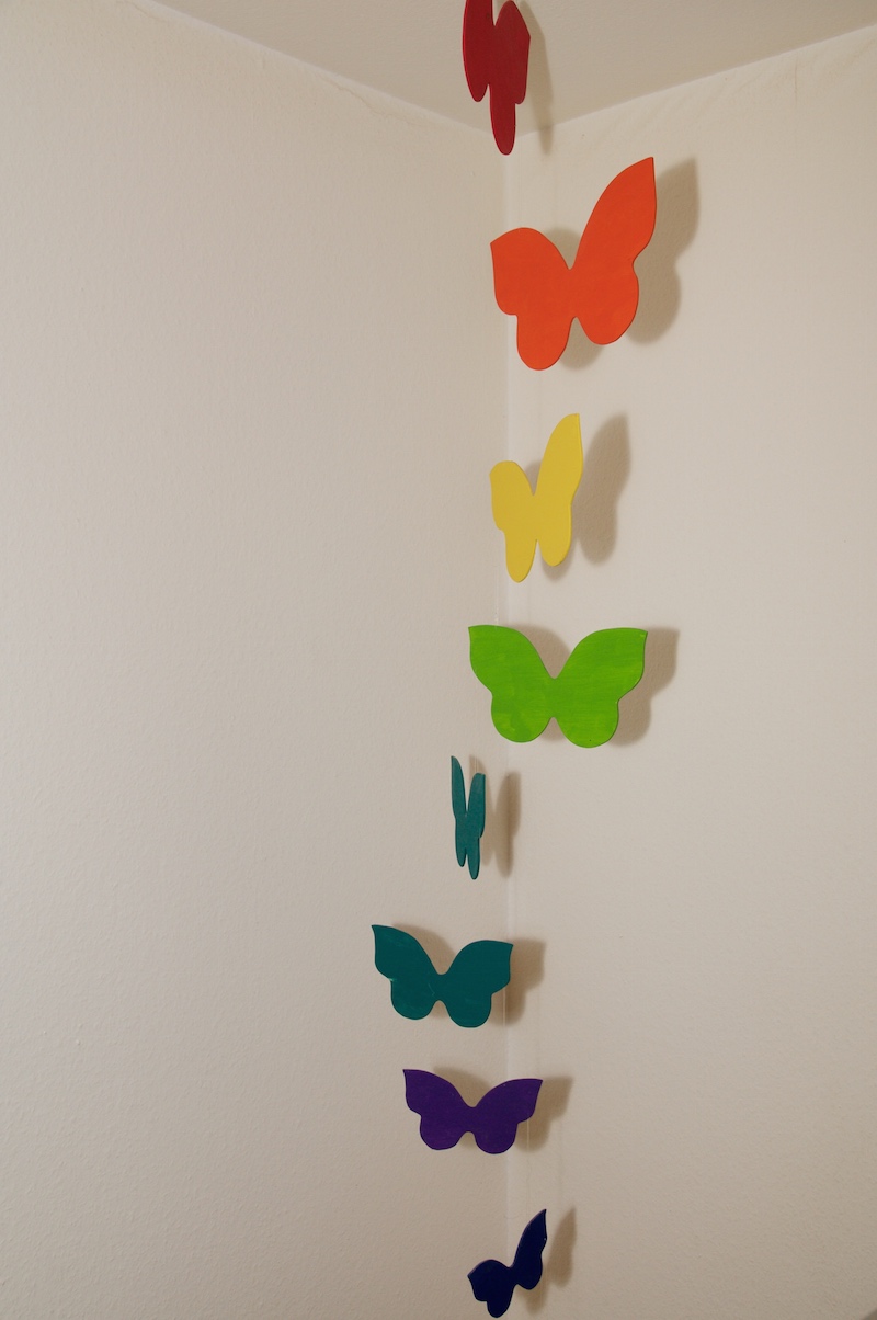 Bunte Papier-Schmetterlinge als Dekoration