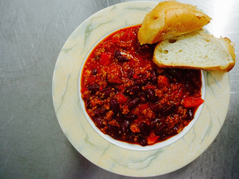 Teller mit Nudeln und Tomatensoße aus unserer Küche