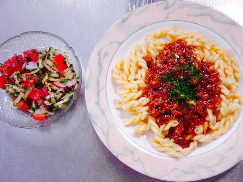 Nudeln mit Tomatensoße und Salat
